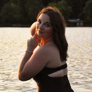 Hailey D - UNI Babysitter